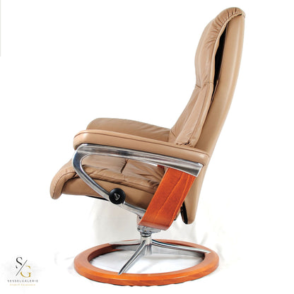 Stressless View (M) Signature Base + Hocker